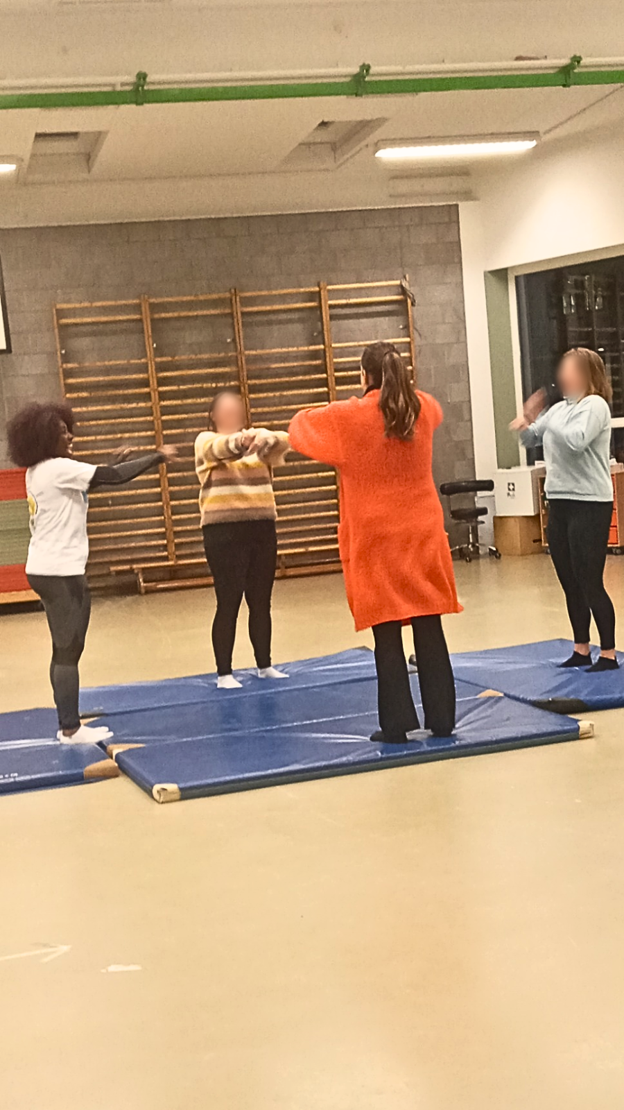 Mortsel Lachyoga Club tijdens een sessie