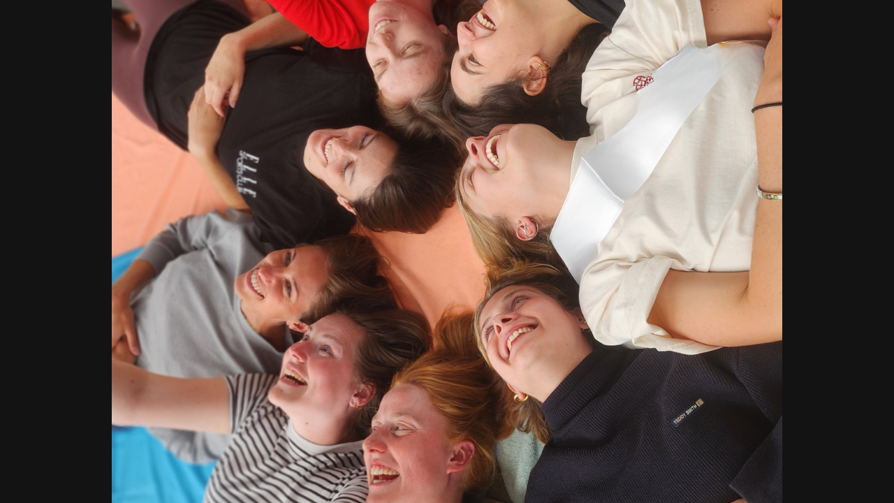 Vriendinnen die samen lachen tijdens een Coésia Private sessie