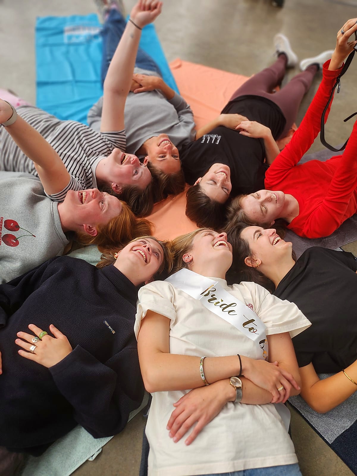 Groep die samen beweegt en lacht