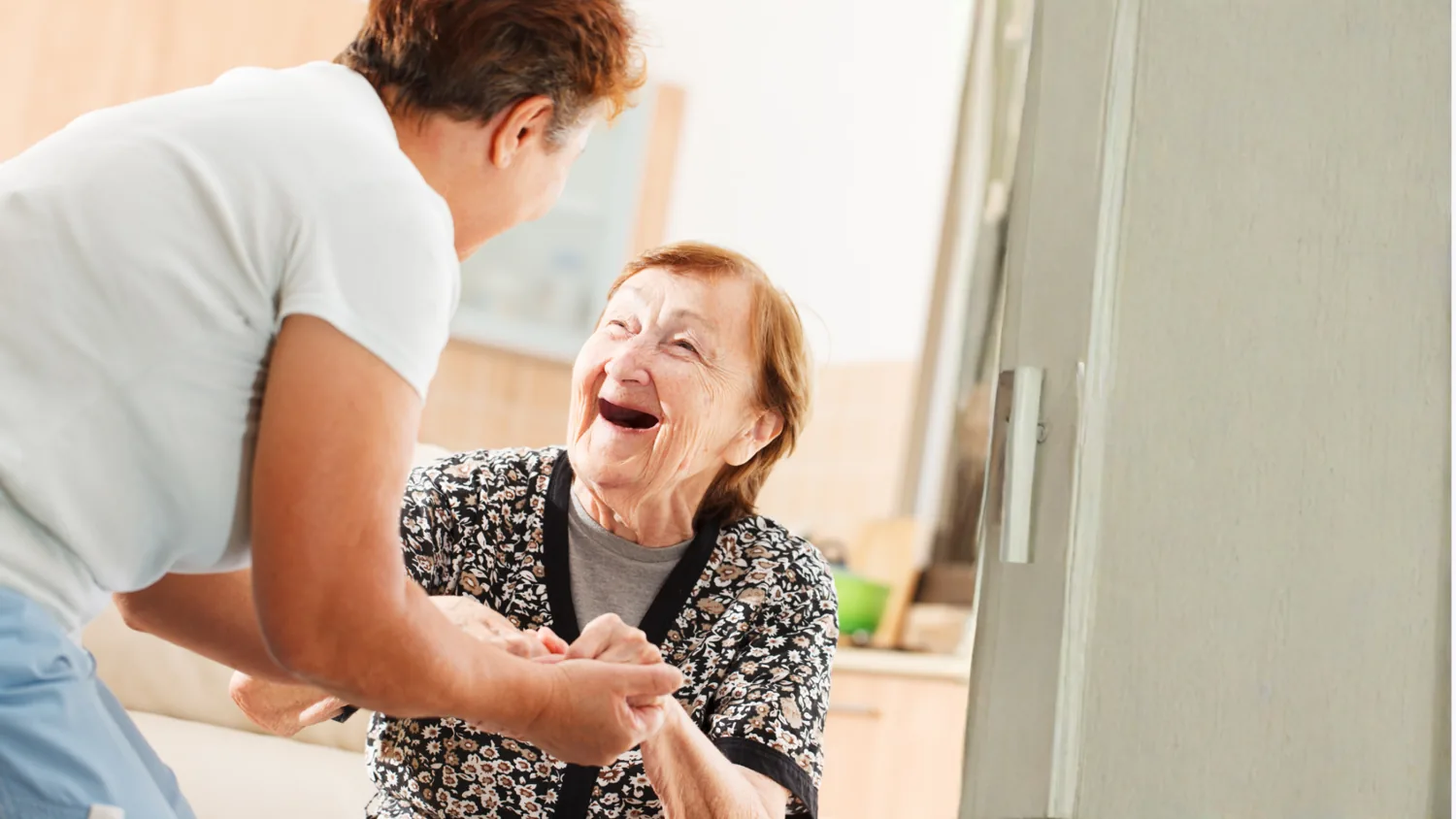 Zorgmedewerker in contact met een oudere bewoner