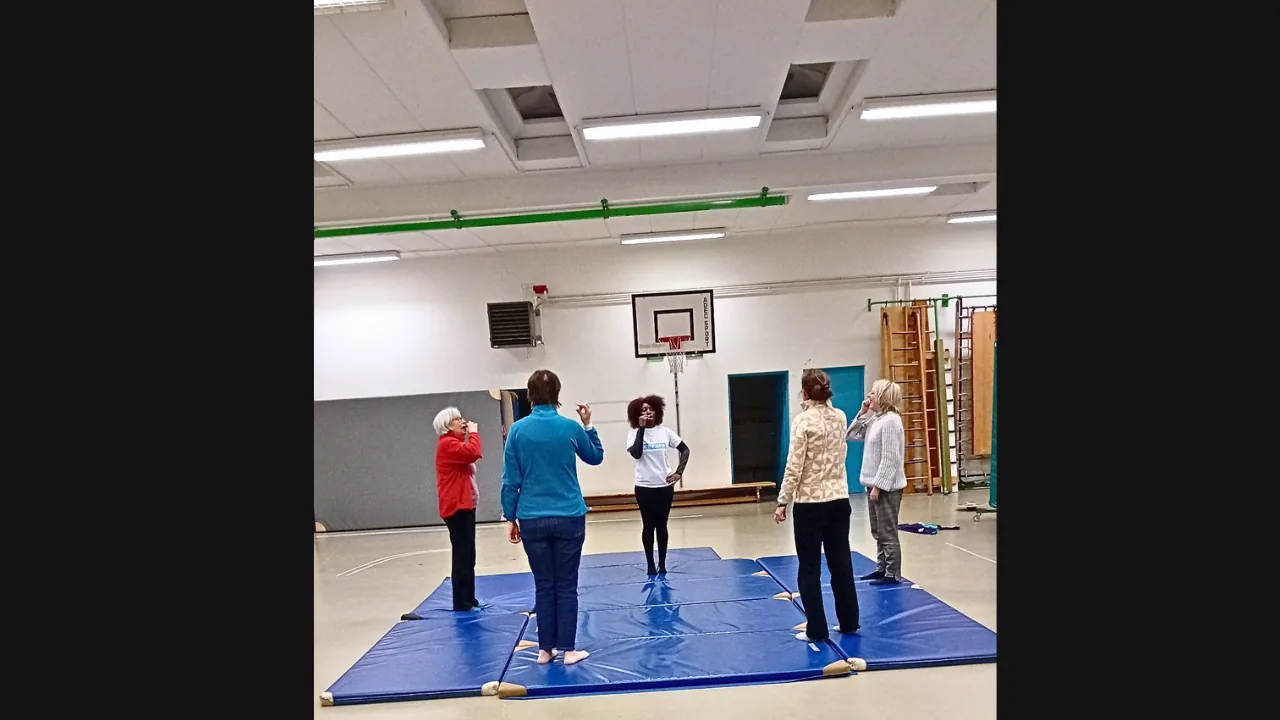 Coésia lachyoga-groepssessie met deelnemers in een zaal